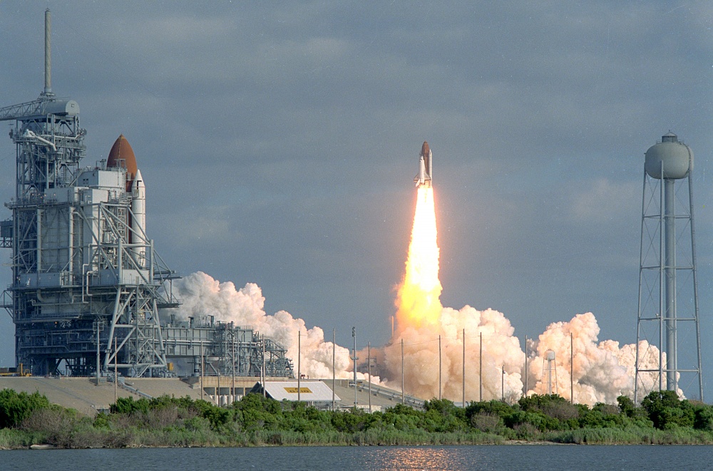 STS-31 lähtee matkaan