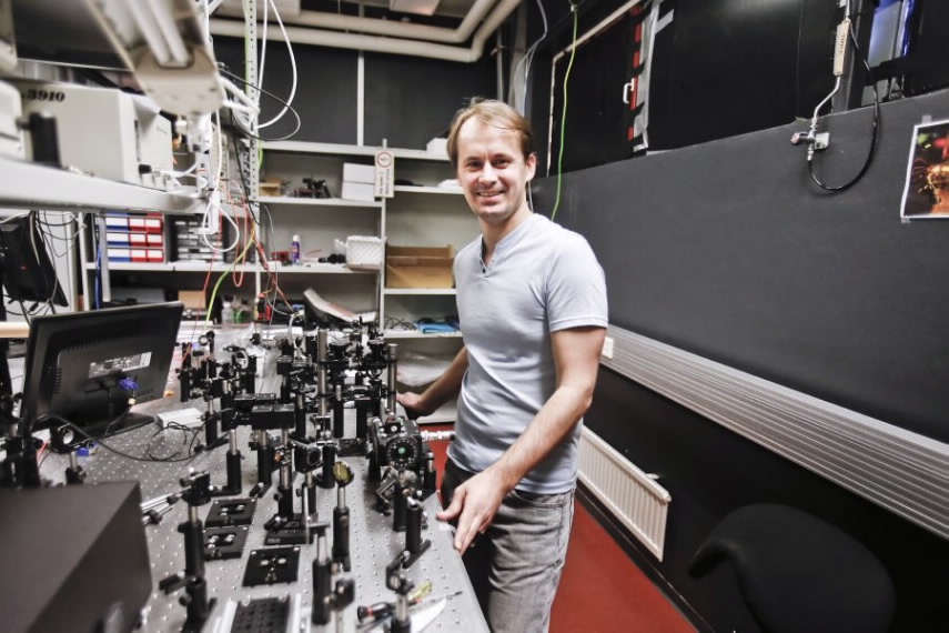 Professori Goëry Genty työskentelee Tampereen teknillisessä yliopistossa fotoniikan laboratoriossa.