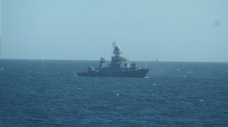 Venäläiskorvetti ja sukellusvene taka-alalla horisontissa. Kuva: VR-Shipping 