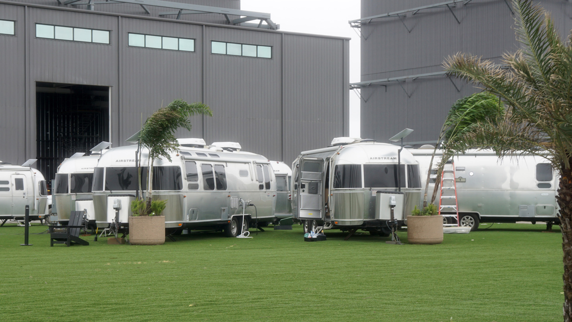 Starbasessa tehdään työtä kellon ympäri, joten on kätevää, että osa työntekijöistä asuu paikan päälle tuoduissa trendikkäissä Airstream-asuntovaunuissa. Näitä on ripoteltuna eri puolille Starbasea. Huomaa jokaisesta ylös sojottava Starlink-antenni. Kuva: Jari Mäkinen.