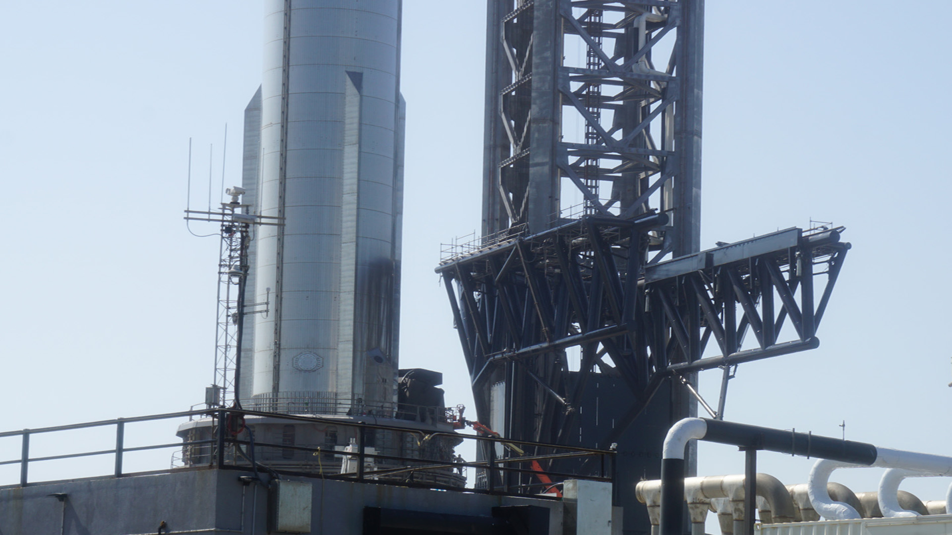 "Syömäpuikot", joilla laskeutuva raketti napataan kiinni