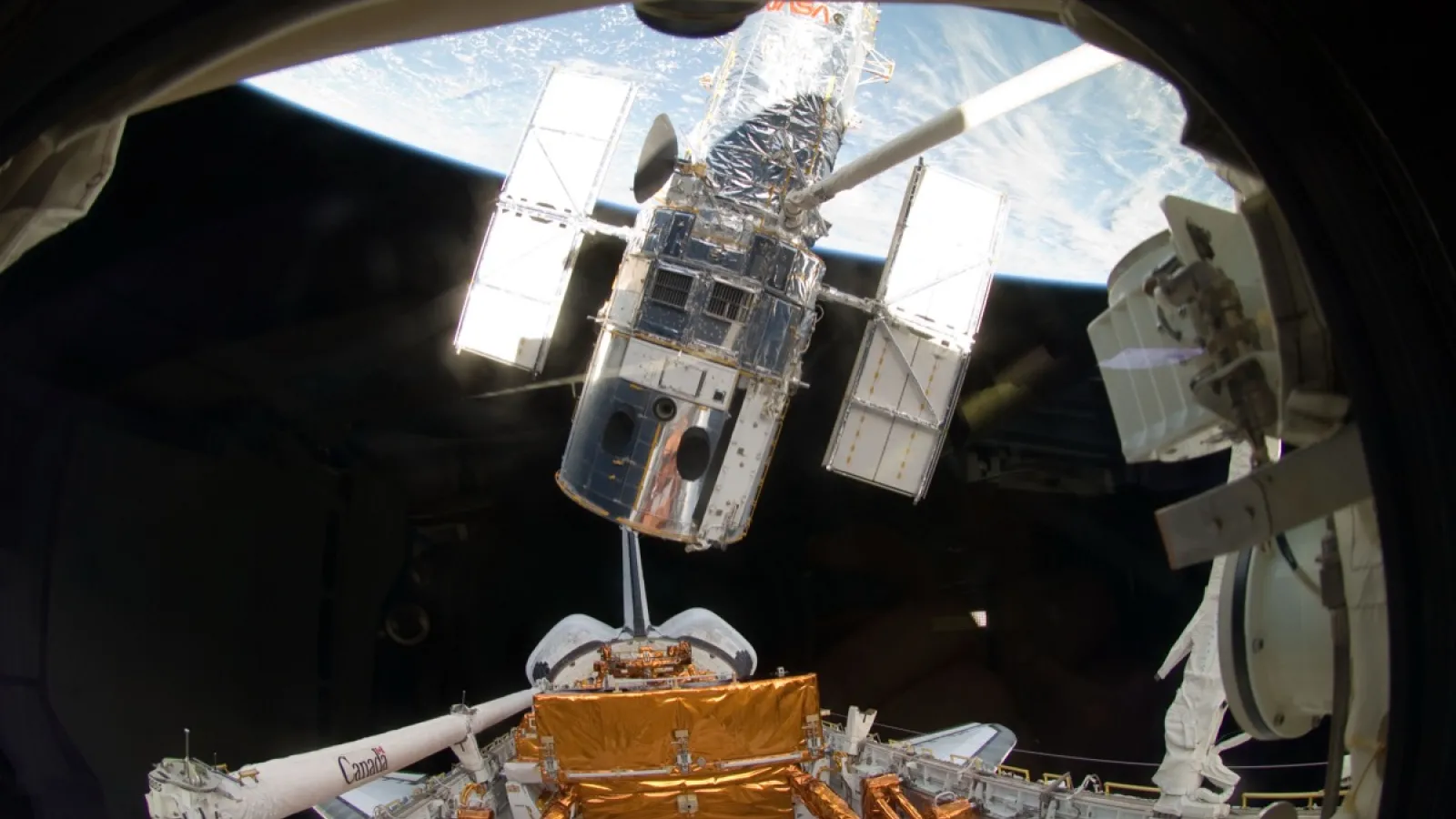 Hubble vapautetaan sukkulasta huollon jälkeen