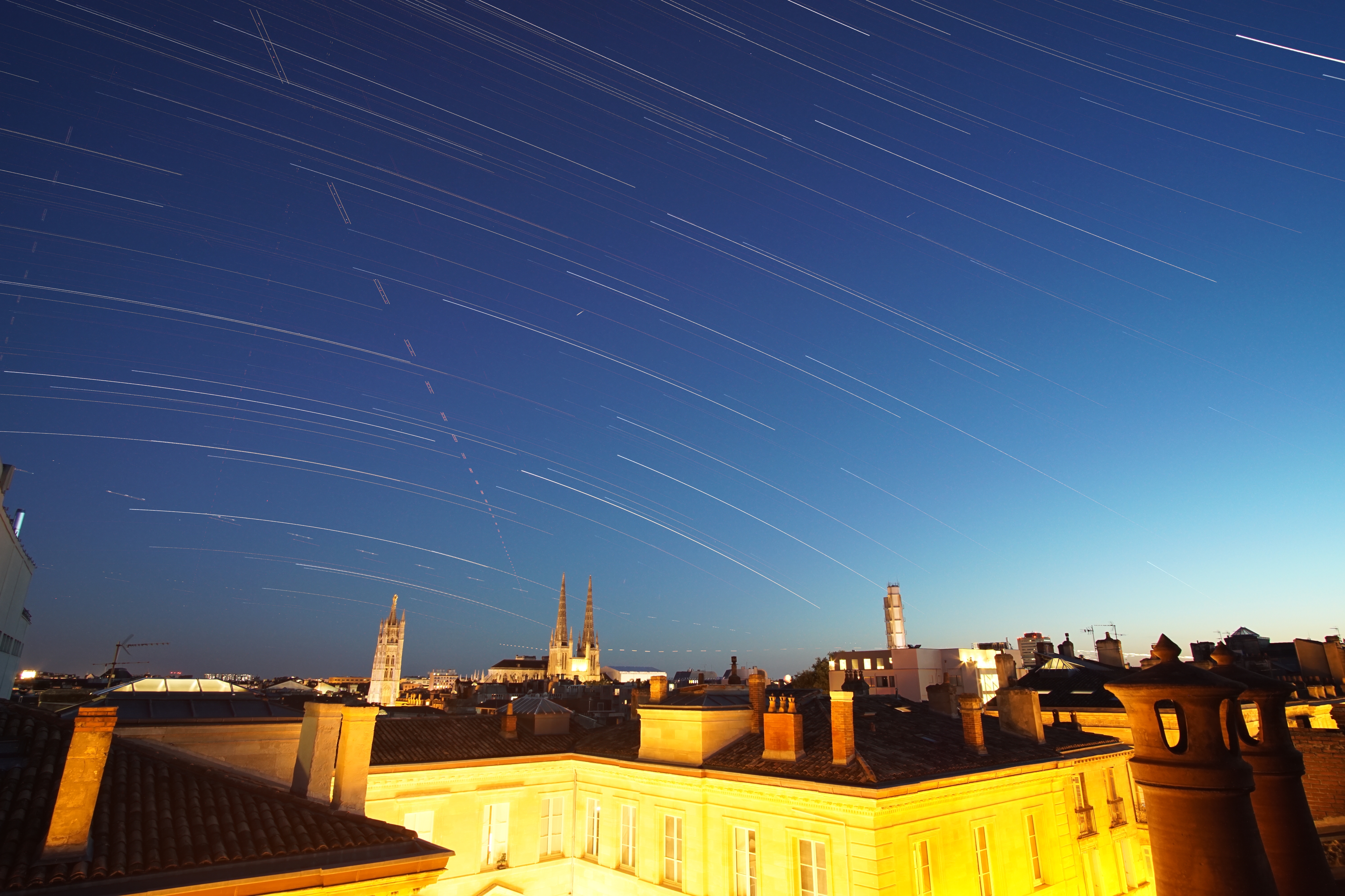 Lentokone yötaivaalla