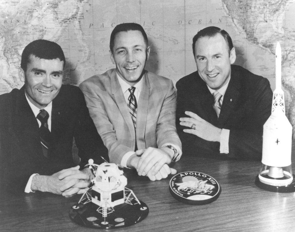 Apollo 13 -astronautit (vasemmalta oikealle) Fred Haise, Jack Swigert ja Jim Lowell.