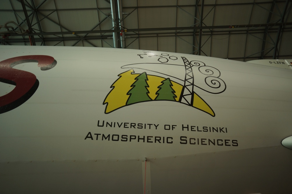Helsingin yliopiston logo ilmalaivassa