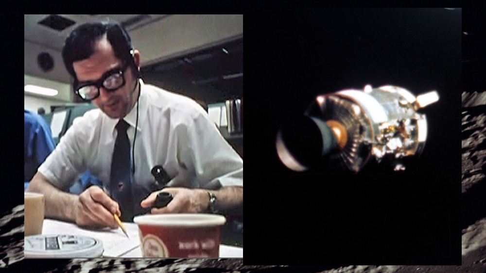 Lennonjohtaja Sy Liebercot (oikealla) juuri ennen räjähdystä ja vaurioitunut Apollo 13 -huoltomoduli.