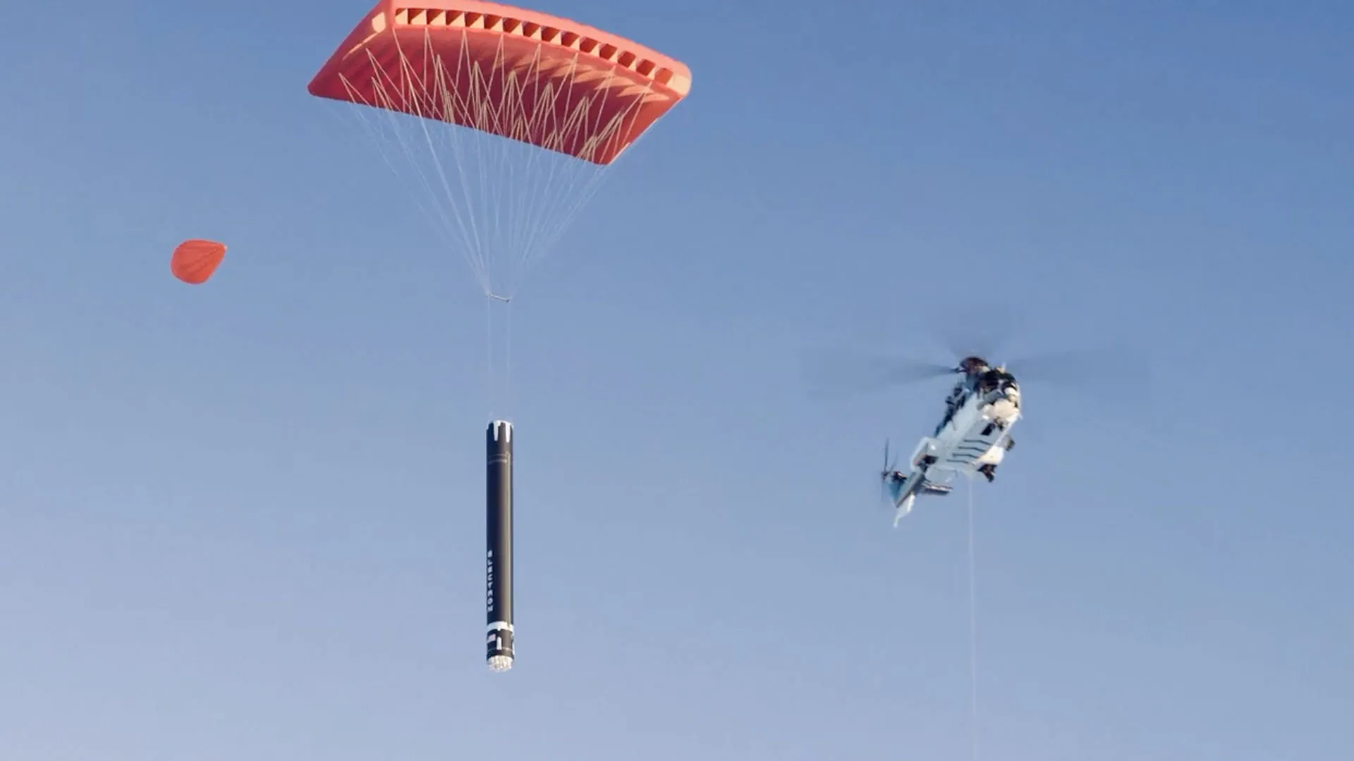 Helikopteri vaanii rakettia (uudelleenkäytettävä Electron havainnekuvassa)