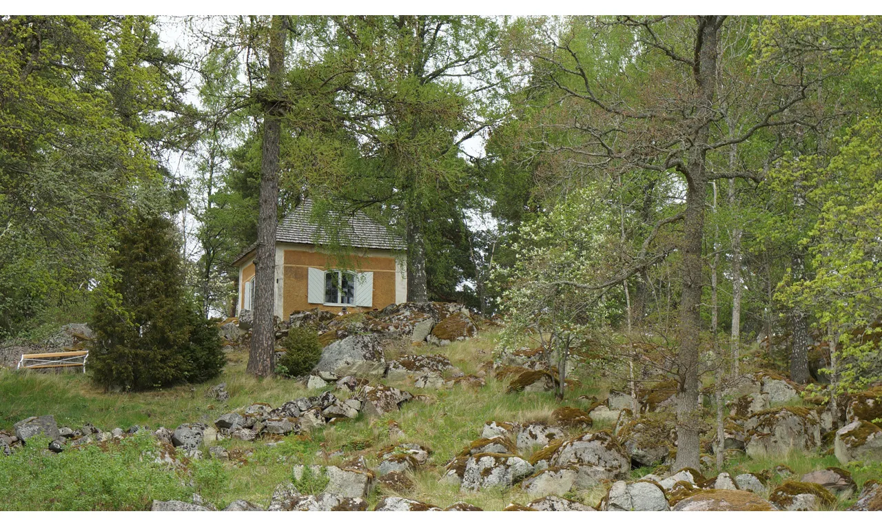 Kivimökki kukkulalla