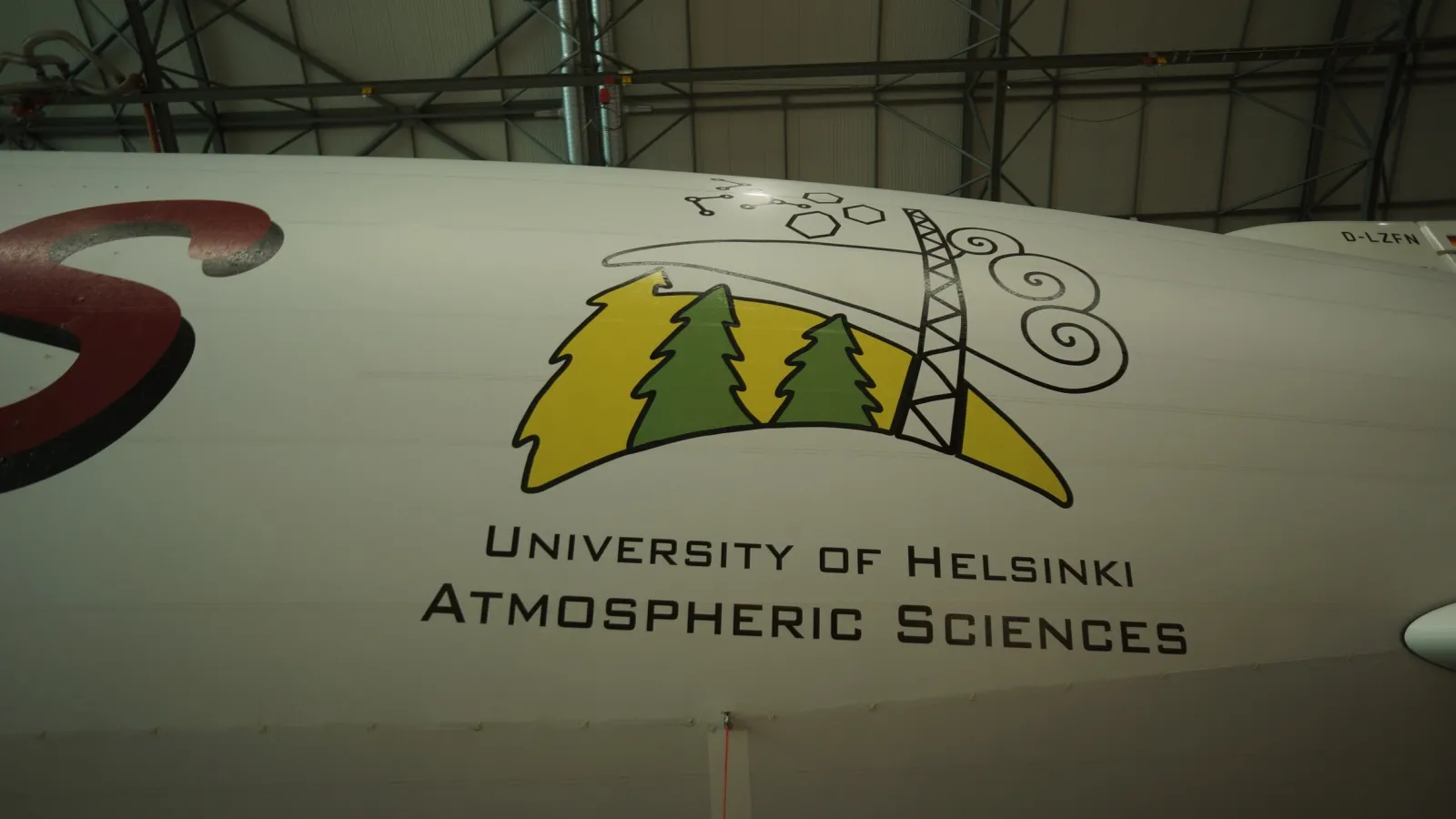 Helsingin yliopiston logo ilmalaivassa