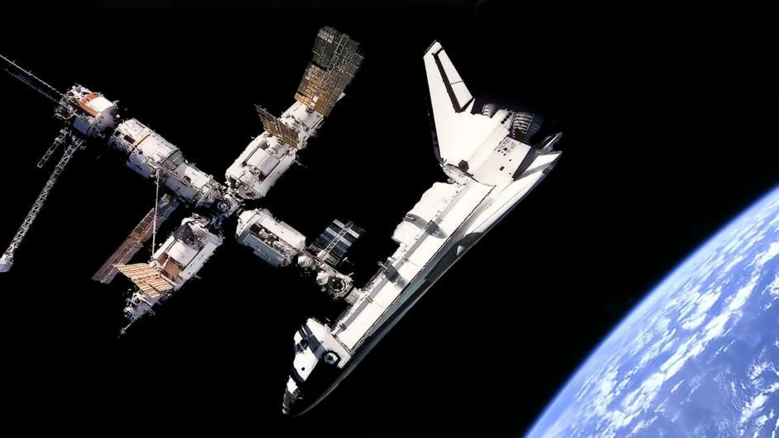 Avaruussukkula Atlantis telakoituneena Miriin. 1990-luvulla sukkulat kävivät useamman kerran Mir-asemalla ja amerikkalaisastronautit tekivät asemalla pitkiä avaruuslentoja.