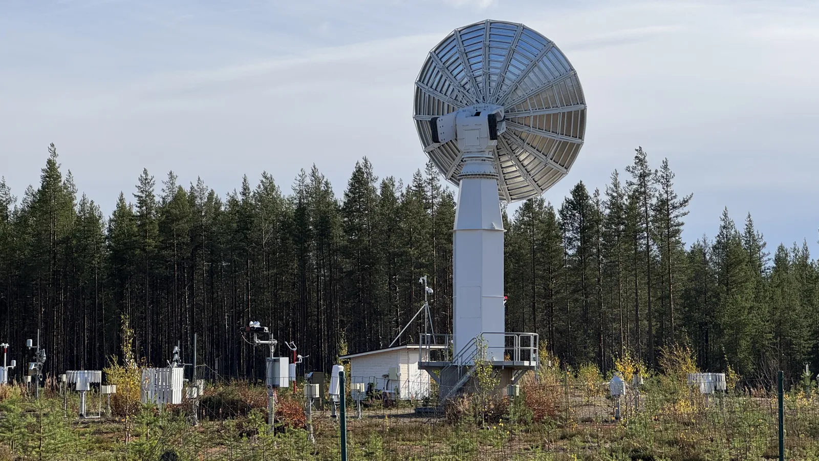 Satelliittiantenni ja mittalaitteita Sodankylän Tähtelässä