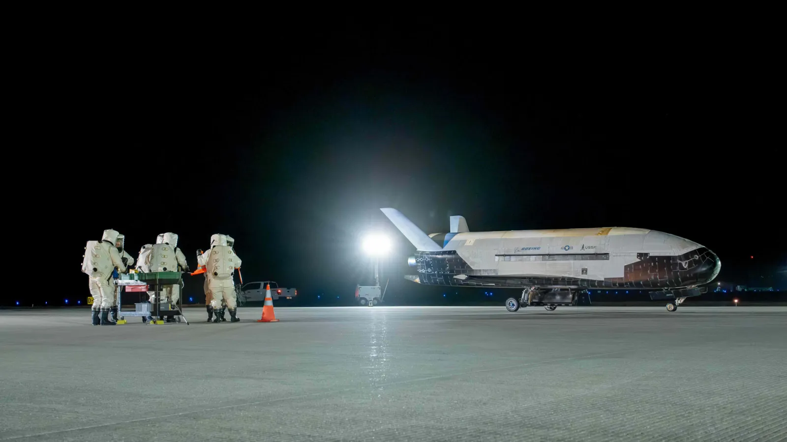 X-37B laskeutuneena seitsemänneltä lennoltaan