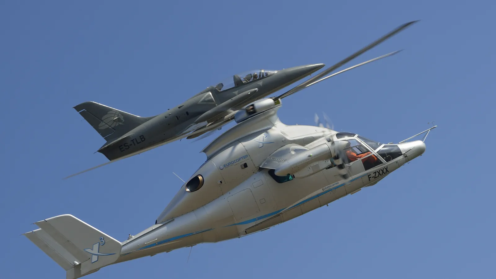 X3 muodostelmassa lentoa seuranneen Albatross-suihkuhävittäjän kanssa. Kuva: Eurocopter / Alain_Ernoult