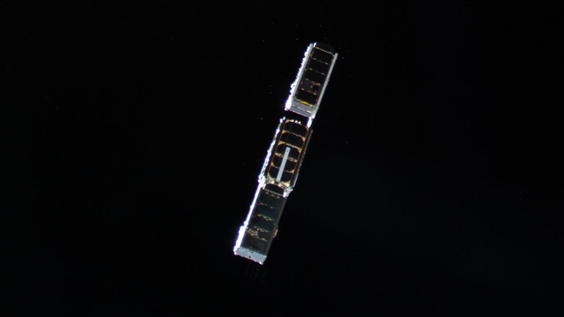 Aalto-2 (keskellä) laukaisun jälkeen