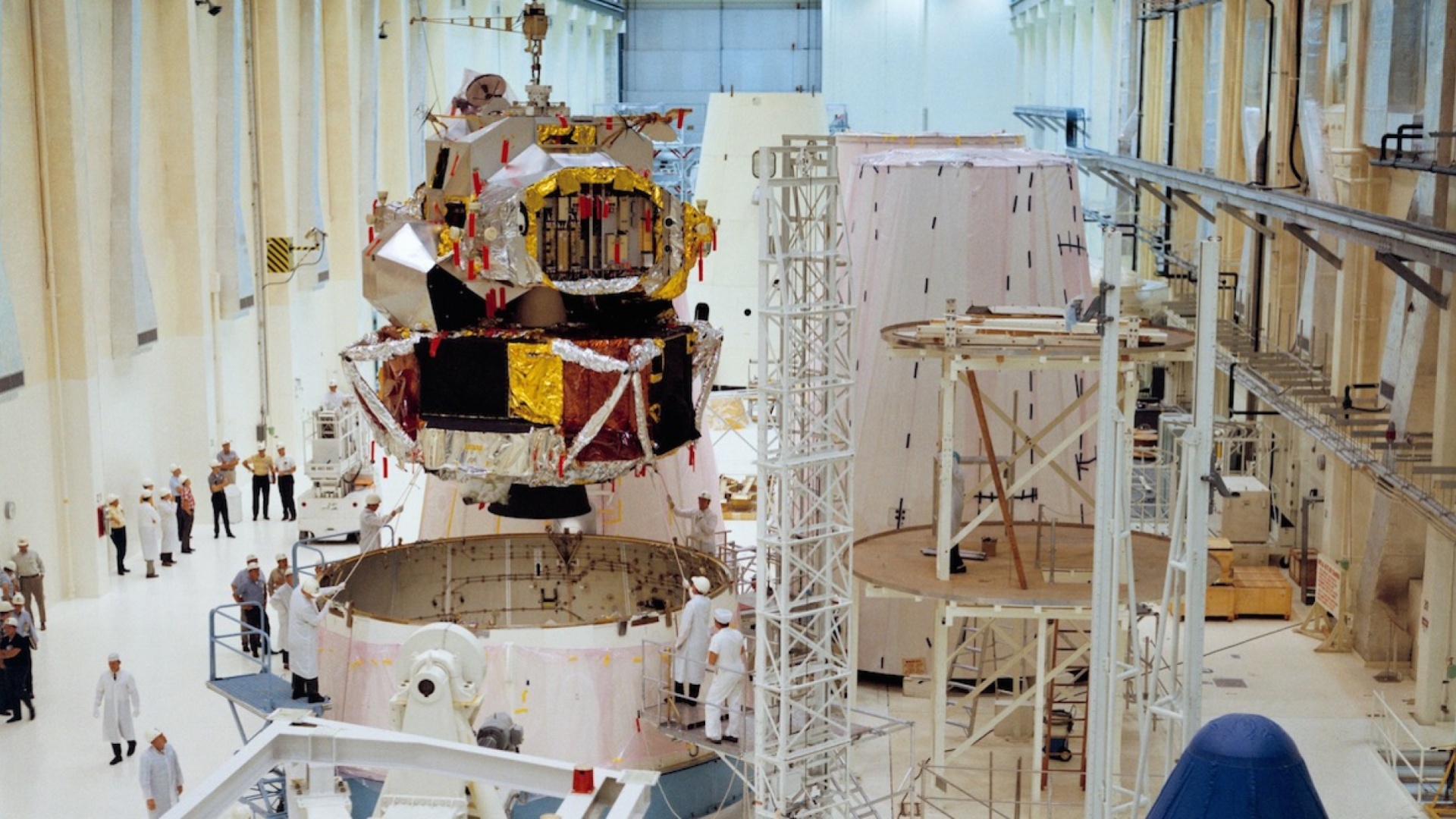 Kuumoduulia valmistellaan lennolle