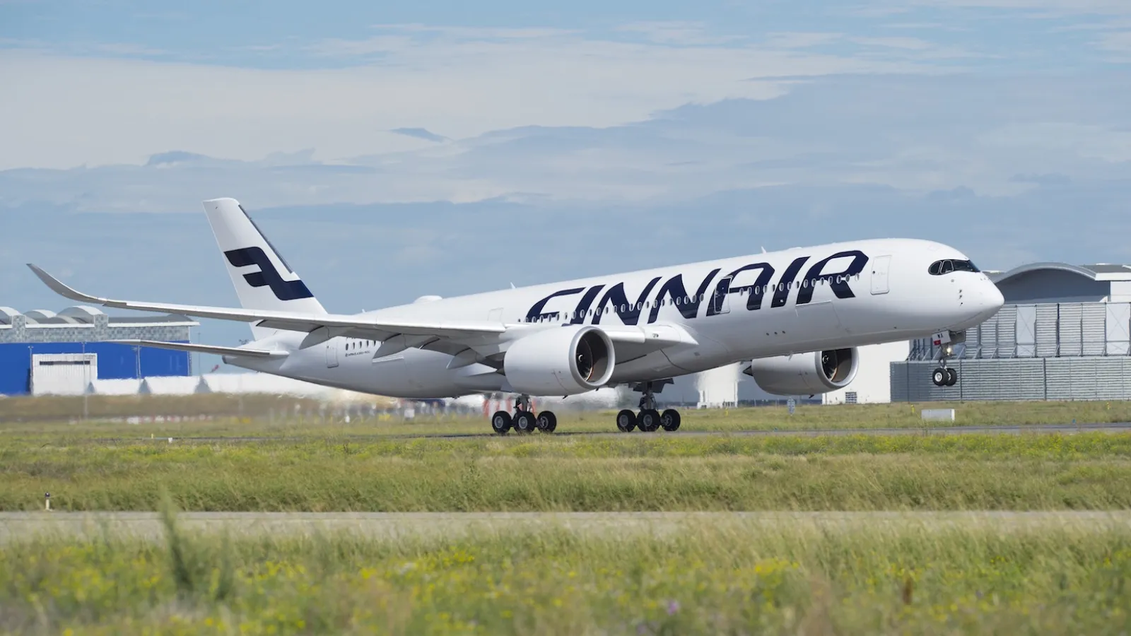 A350 OH-LWA ensilennollaan