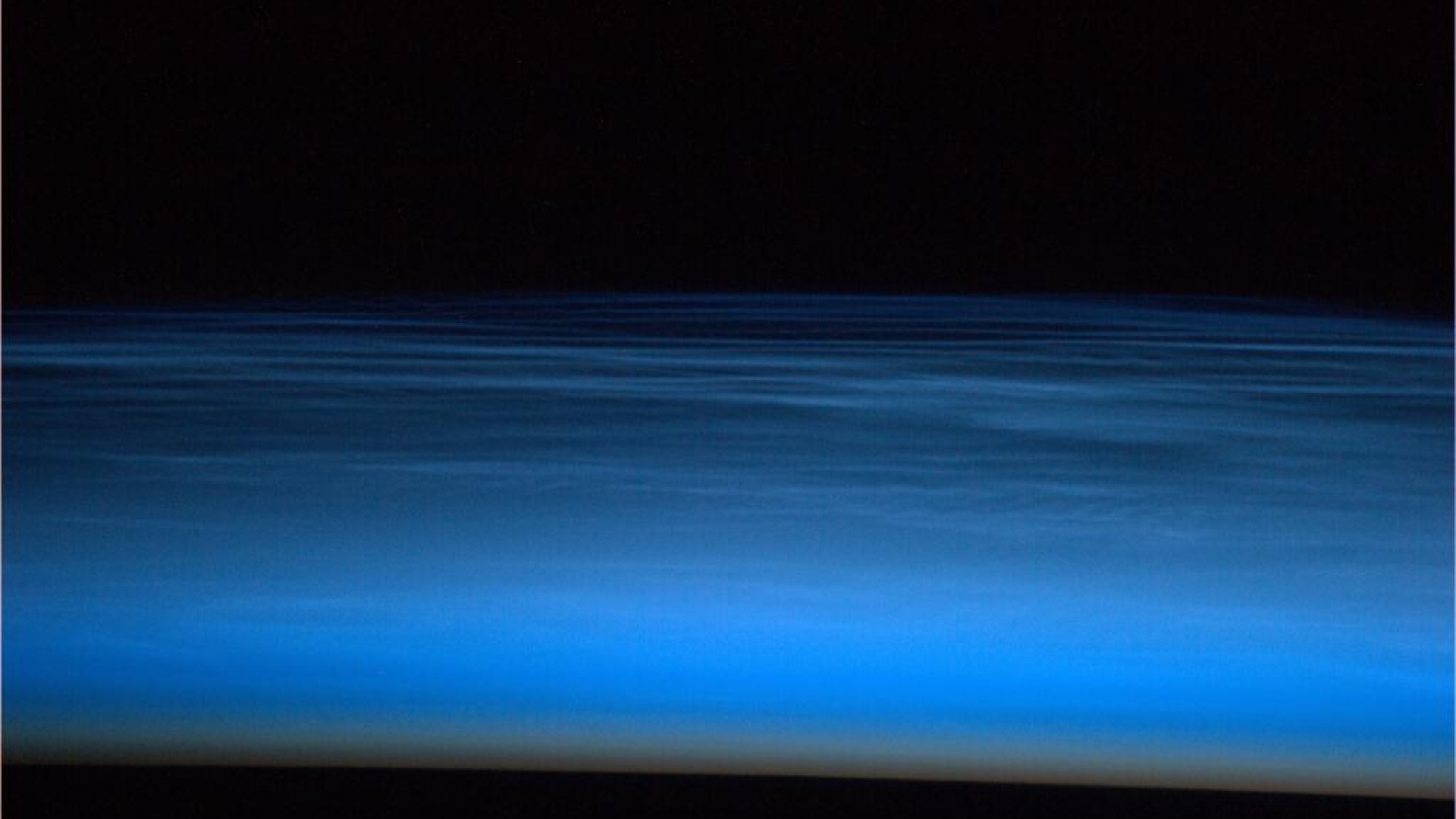 Valaisevia yöpilviä Kansainväliseltä avaruusasemalta kuvattuna