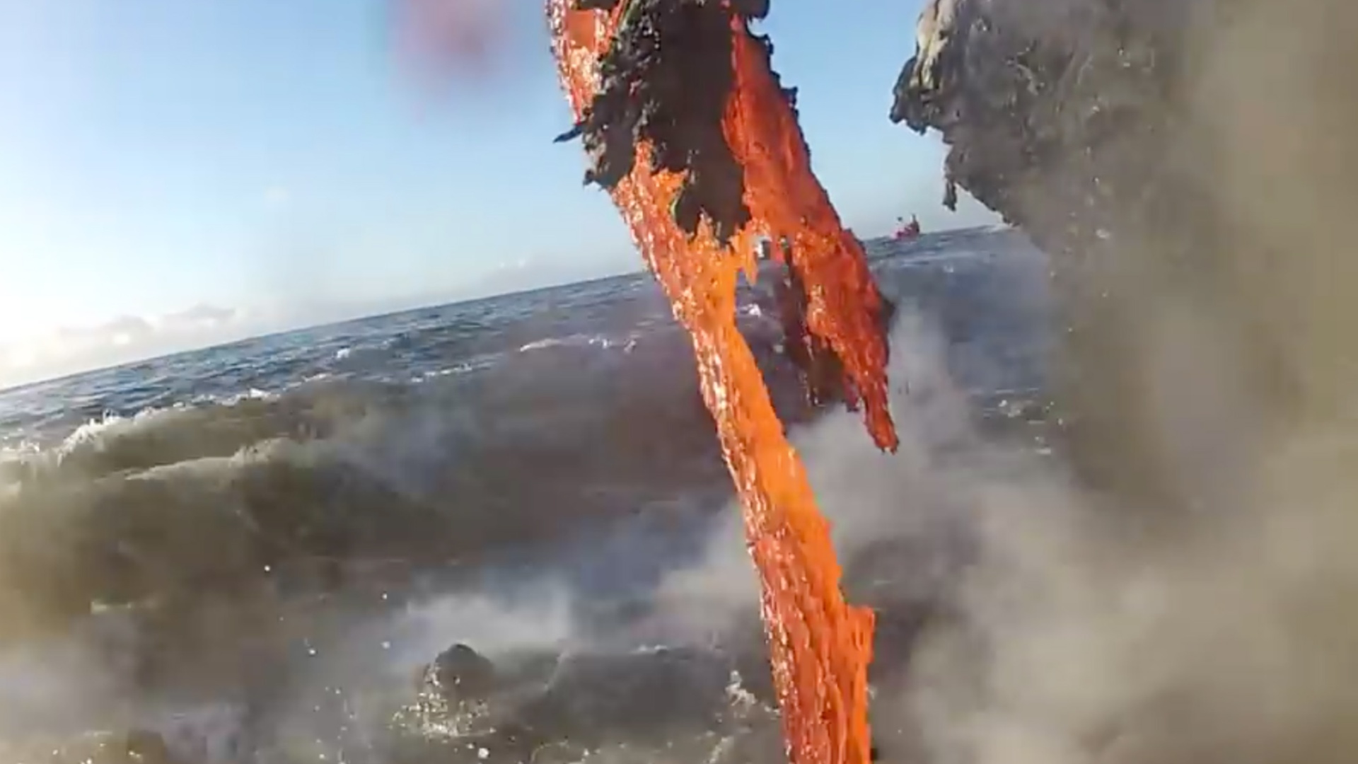 Mereen putoava laavavirta