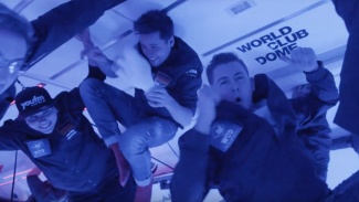 Kuvaa koneen sisältä painottomuuden aikana