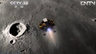 Chang'e 3 -laskeutuja saapuu Kuun kiertoradalle. Pysäytyskuva animaatiosta. Kuva: CCTV/CNTV