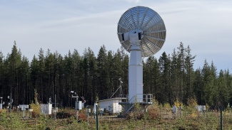 Satelliittiantenni ja mittalaitteita Sodankylän Tähtelässä