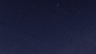 Stalink-satelliittien viivoja tähtitaivaalla. Kuva: Giuseppe Donatiello