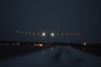 Solar Impulse laskeutuu Leigh Valleyn lentokentälle
