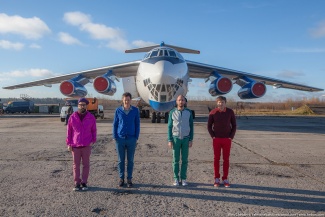 OK Go lentokoneen edessä