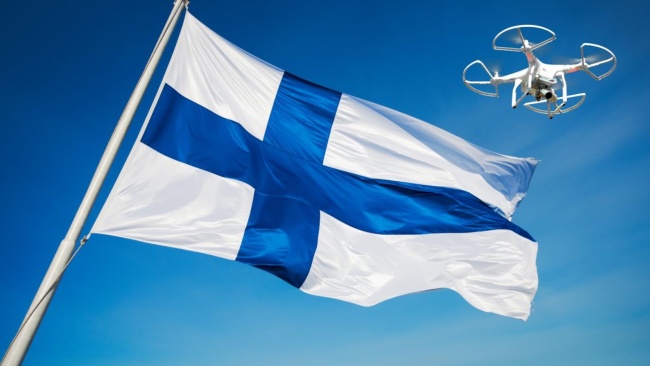 Suomen lippu ja drooni